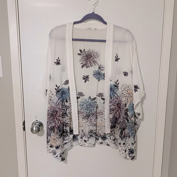 *SALE* aritzia white floral kimono - Picture 3 of 4